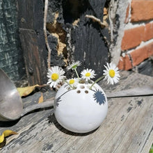 Laden Sie das Bild in den Galerie-Viewer, Perforierte handgemachte Vase Blume Stein Tischdekoration
